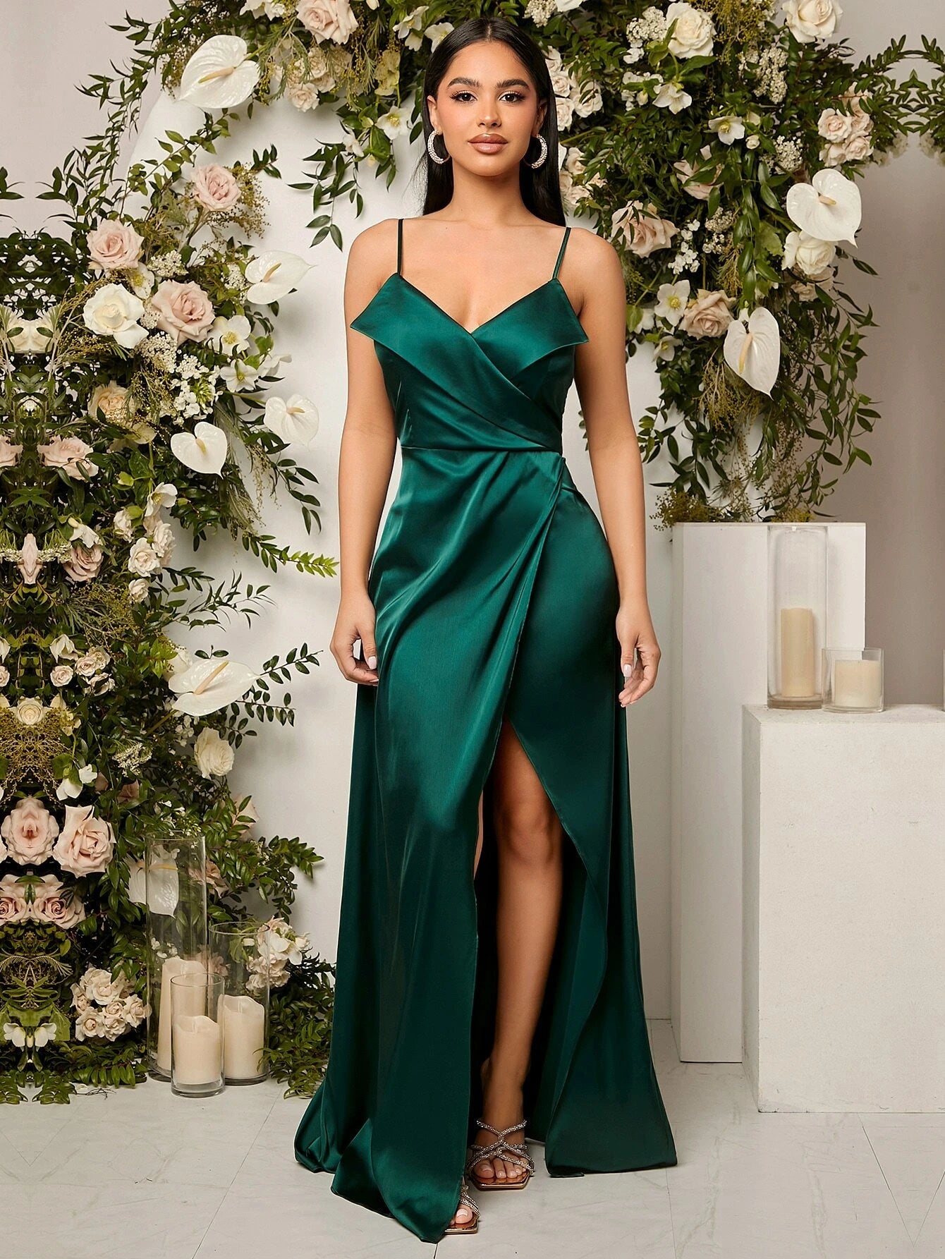 Vestido de Festa Longo de Cetim Verde com Fenda e Decote Transpassado